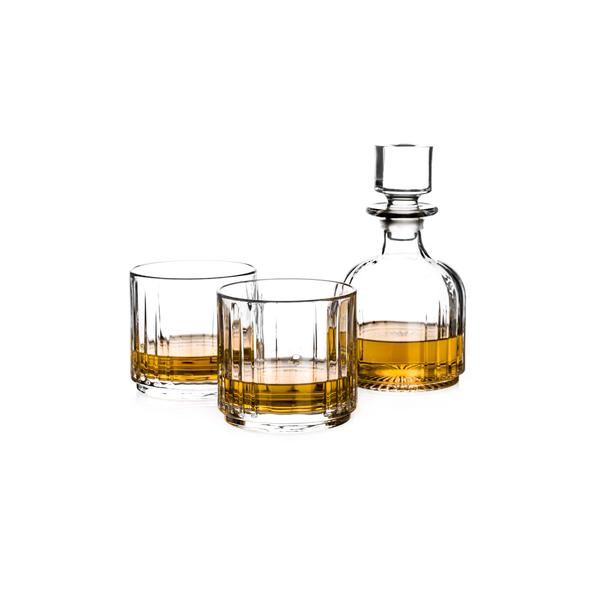 poháre a fľaša na domácu pálenku a whisky