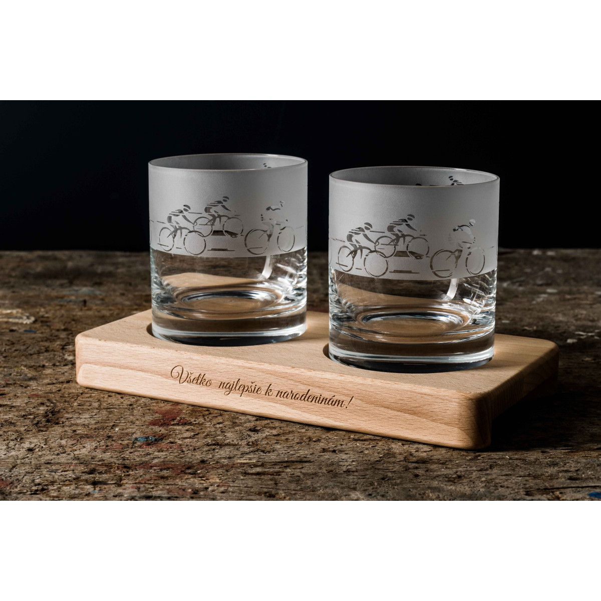 Cyklisti - gravírované poháre na drevenom podstavci - Great Vibes