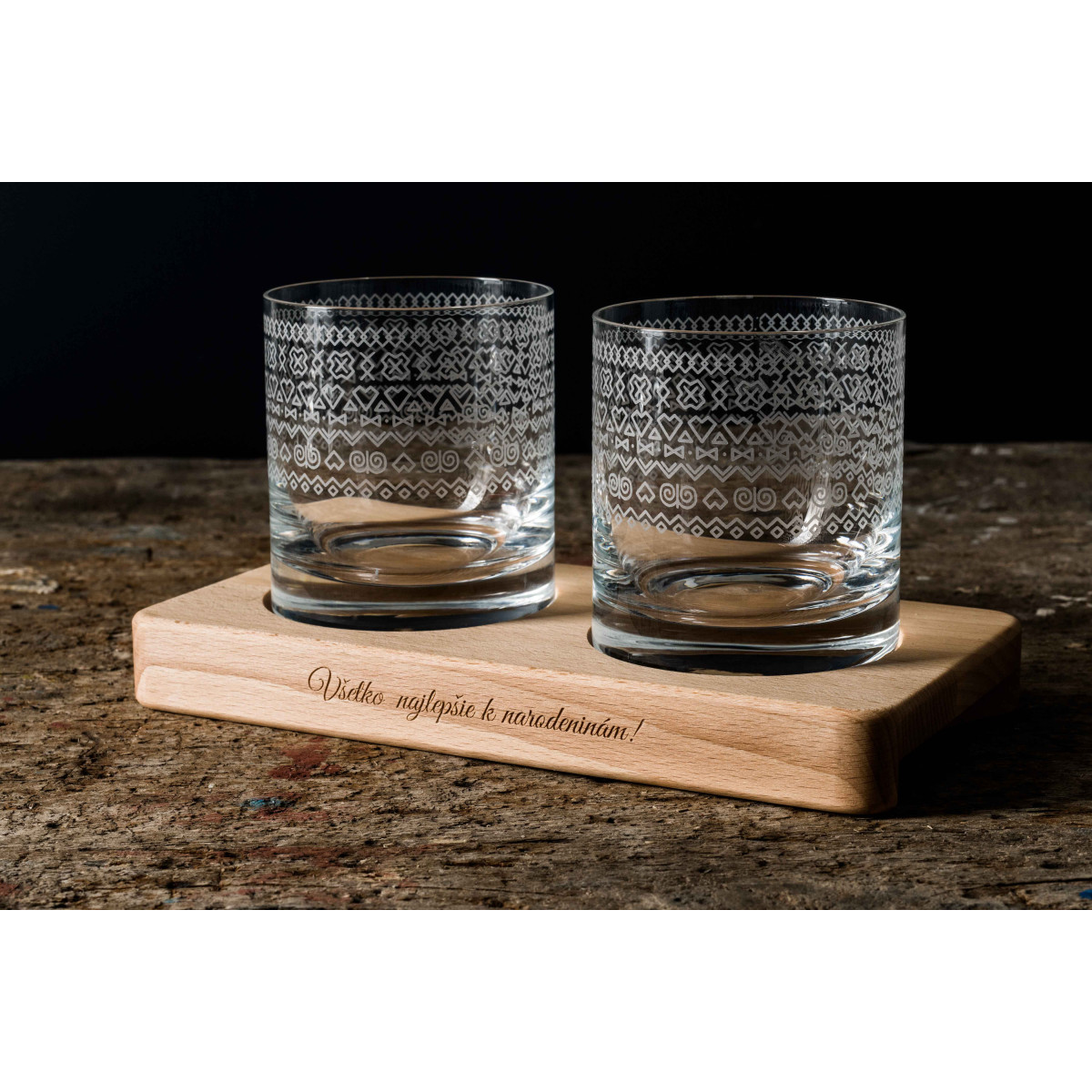 Folklórny motív (čičmanský)- gravírované poháre na drevenom podstavci - Great Vibes