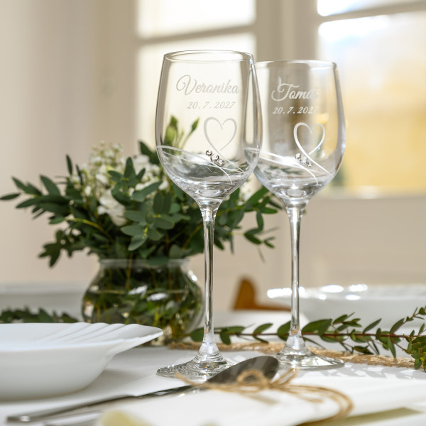 Romantické svatební skleničky se srdíčky – gravírované sklenice na přípitek
